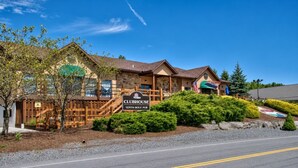 Un pub, le « Tenth Hole », situé au club de golf, avec une façade en pierre, une terrasse en bois et un jardin aménagé.
