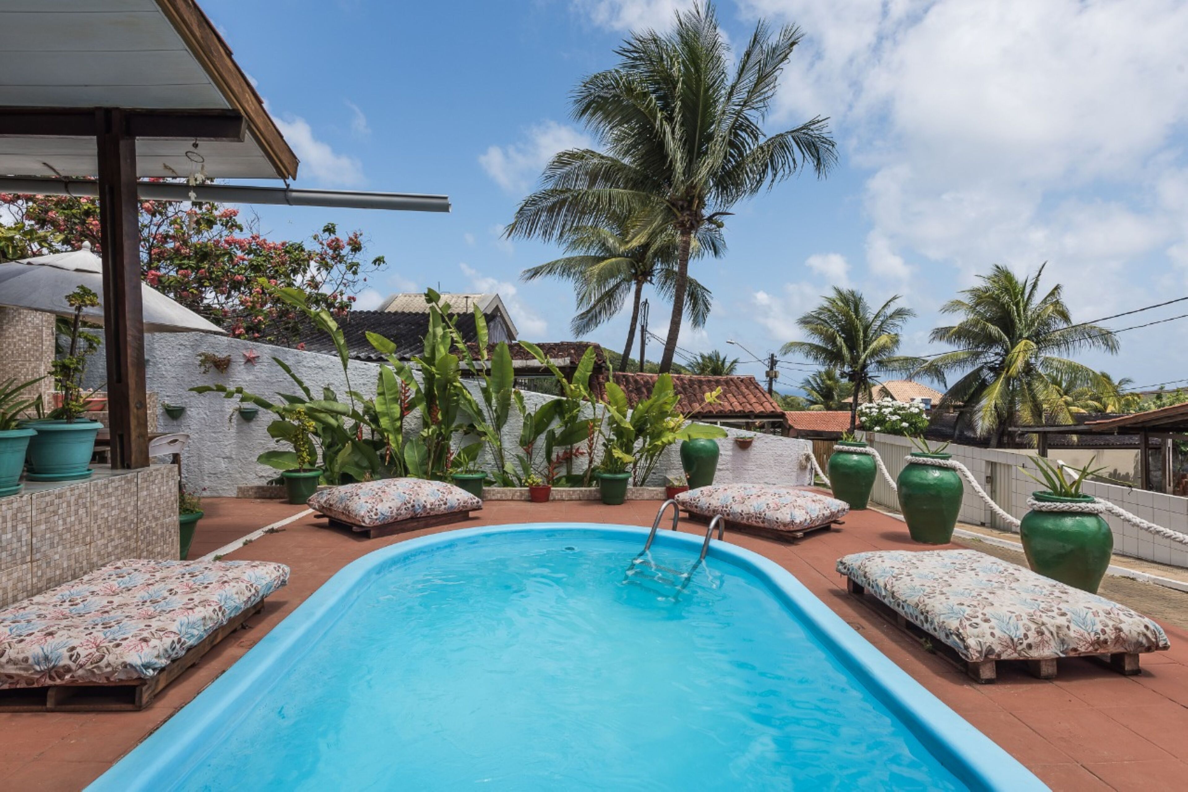 Piscine extérieure, chaises longues