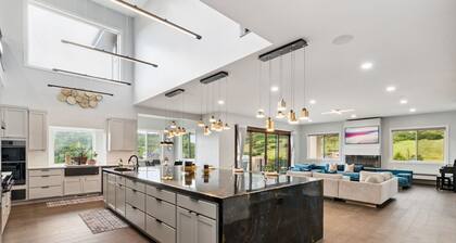 Elegant Mountain Retreat with Sweeping Views