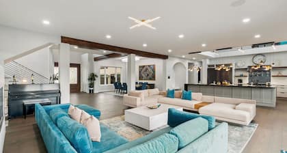 Elegant Mountain Retreat with Sweeping Views