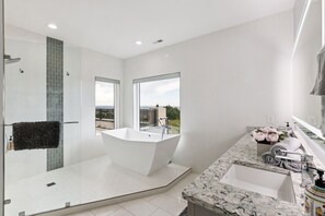 Towels, toilet paper - Elegant Mountain Retreat with Sweeping Views (Colorado Springs)
