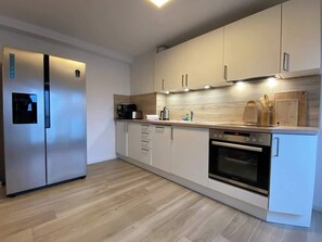 Kühlschrank, Ofen, Herdplatte, Geschirrspüler