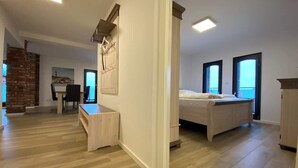 Une pièce spacieuse comprenant un lit, un bureau et un coin repas.