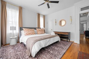 Free WiFi - Stylish 3BR Retreat w Porch and garden  (Columbus)