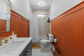 Bathroom - Stylish 3BR Retreat w Porch and garden  (Columbus)