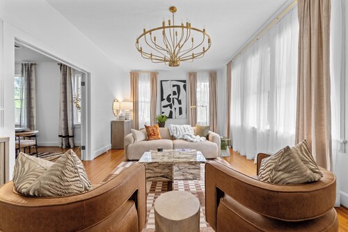 Stylish 3BR Retreat w Porch and garden 