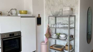 Jääkaappi, mikroaaltouuni, uuni, liesi