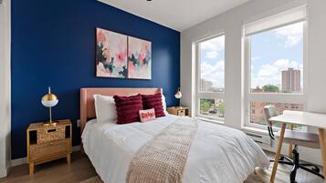 1 dormitori, escriptori i planxa i posts de planxar