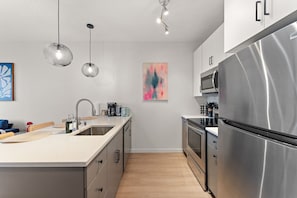 Réfrigérateur, micro-ondes, four, plaque de cuisson