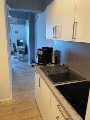 Geladeira, micro-ondas, fogão, cooktop