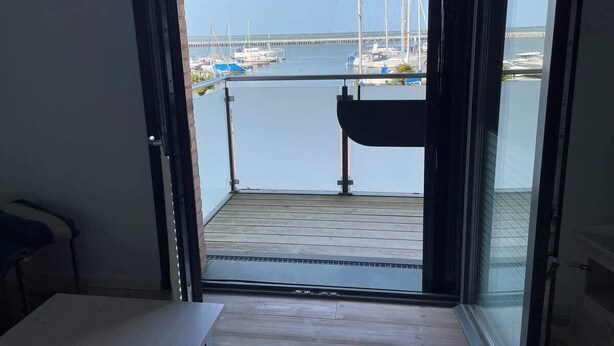 Un balcon avec vue sur un port de plaisance.