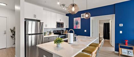 Jääkaappi, mikroaaltouuni, uuni, liesi