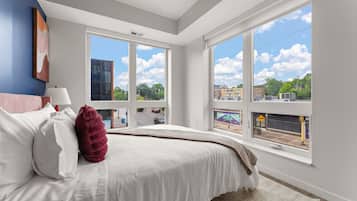 2 makuuhuonetta, työpöytä, silitysrauta/-lauta, vauvan matkasänky