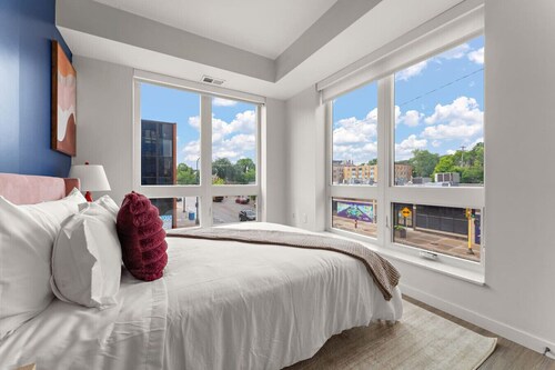 Modern 2BR/2BA with Free Parking near Downtown