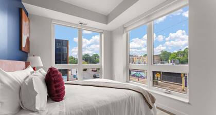 Modern 2BR/2BA with Free Parking near Downtown