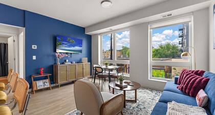 Modern 2BR/2BA with Free Parking near Downtown