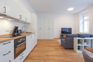 Kjøleskap, ovn, kokeplater og oppvaskmaskin