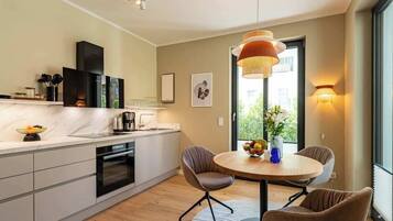 Fridge, oven, stovetop, dishwasher