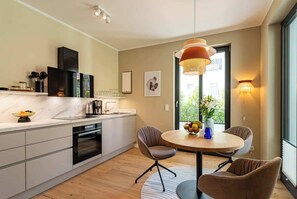 Fridge, oven, stovetop, dishwasher