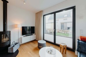 Een televisie en een open haard