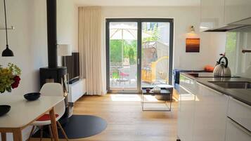 Een koelkast, een oven, een kookplaat, een vaatwasser