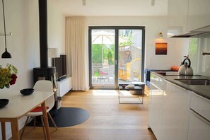 Een koelkast, een oven, een kookplaat, een vaatwasser