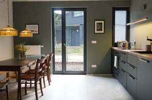 Fridge, oven, stovetop, dishwasher