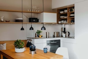 Fridge, oven, stovetop, dishwasher