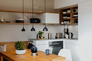 Fridge, oven, stovetop, dishwasher