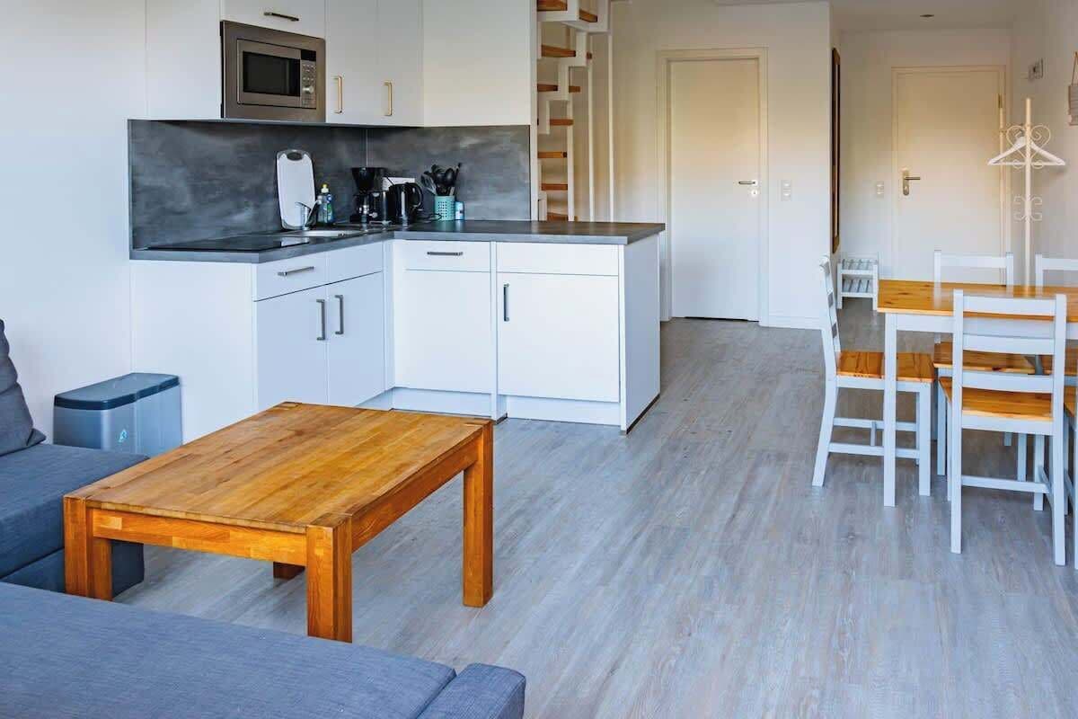 Kylskåp, mikrovågsugn, spishäll och kaffe- och tebryggare