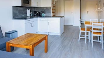 Kylskåp, mikrovågsugn, spishäll och kaffe- och tebryggare