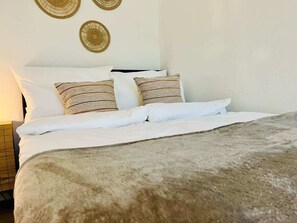 1 bedroom, bed sheets