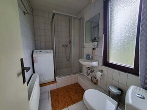 Een douche, een haardroger, handdoeken