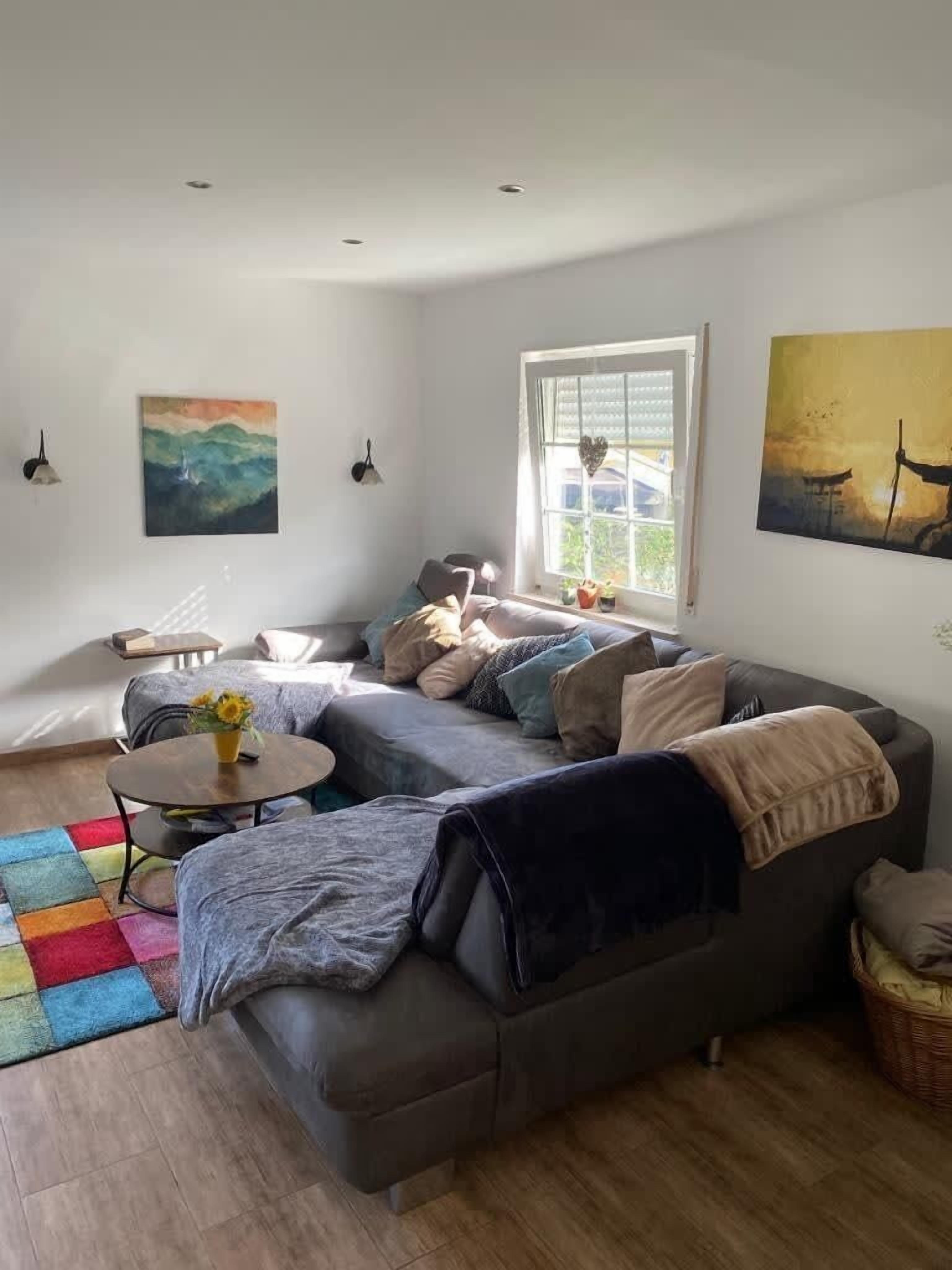 Una televisión, una chimenea