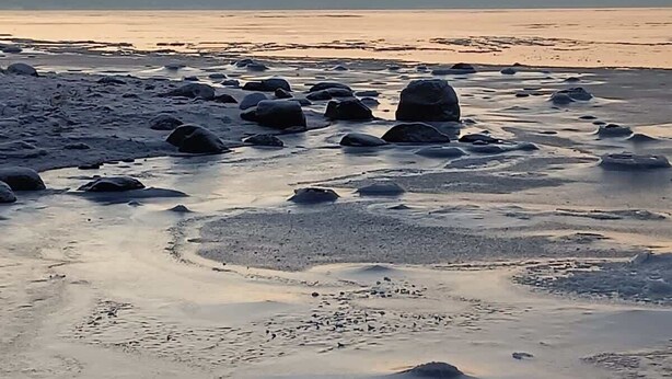 A beach with large rocks and calm water. - Blaue Sonne Devin (Stralsund)