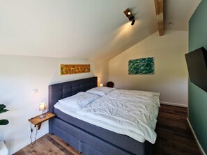 4 bedrooms, iron/ironing board, WiFi