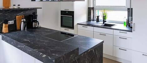 Refrigerador, microondas, horno y parrilla de estufa