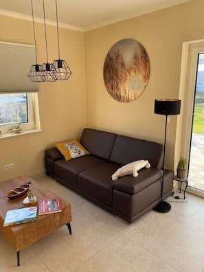 TV, books, offices - Paula Summary:<br>Relax (Marlow)