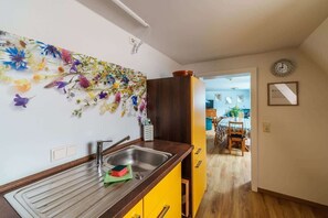 Réfrigérateur, four à micro-ondes, un four, surface de cuisson