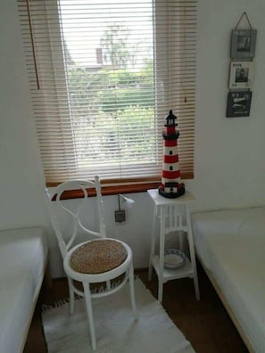 2 Schlafzimmer, Bügeleisen/Bügelbrett