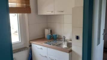Fridge, oven, stovetop, coffee/tea maker