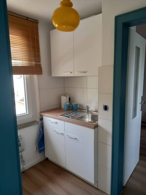 Fridge, oven, stovetop, coffee/tea maker