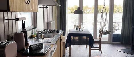 Frigorífico, horno, placa de cocina y lavavajillas