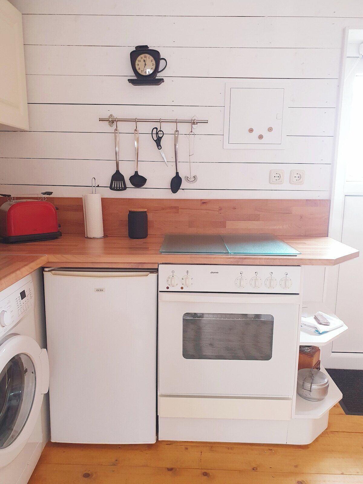 Wasserkocher mit Kaffee-/Teezubehör, Kühlschrank, Mikrowelle, Ofen