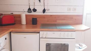 Wasserkocher mit Kaffee-/Teezubehör, Kühlschrank, Mikrowelle, Ofen