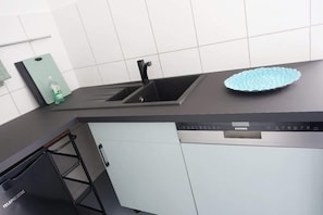 Kühlschrank, Mikrowelle, Ofen, Herdplatte