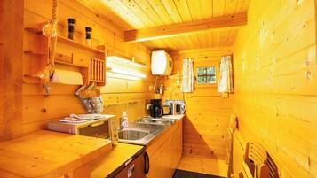 Kühlschrank, Herdplatte, Wasserkocher mit Kaffee-/Teezubehör, Toaster