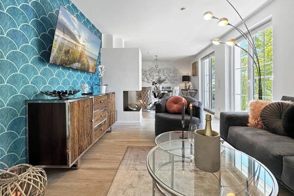 TV, fireplace