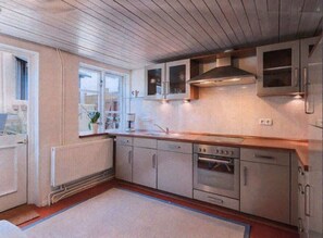 Kylskåp, mikrovågsugn, ugn och spishäll
