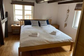 2 bedrooms, iron/ironing board, WiFi